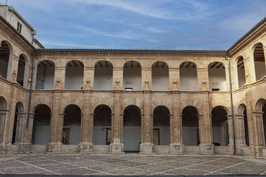 Mallorca - Llucmajor 12 - iglesia de Sant Bonaventura - claustro.jpg